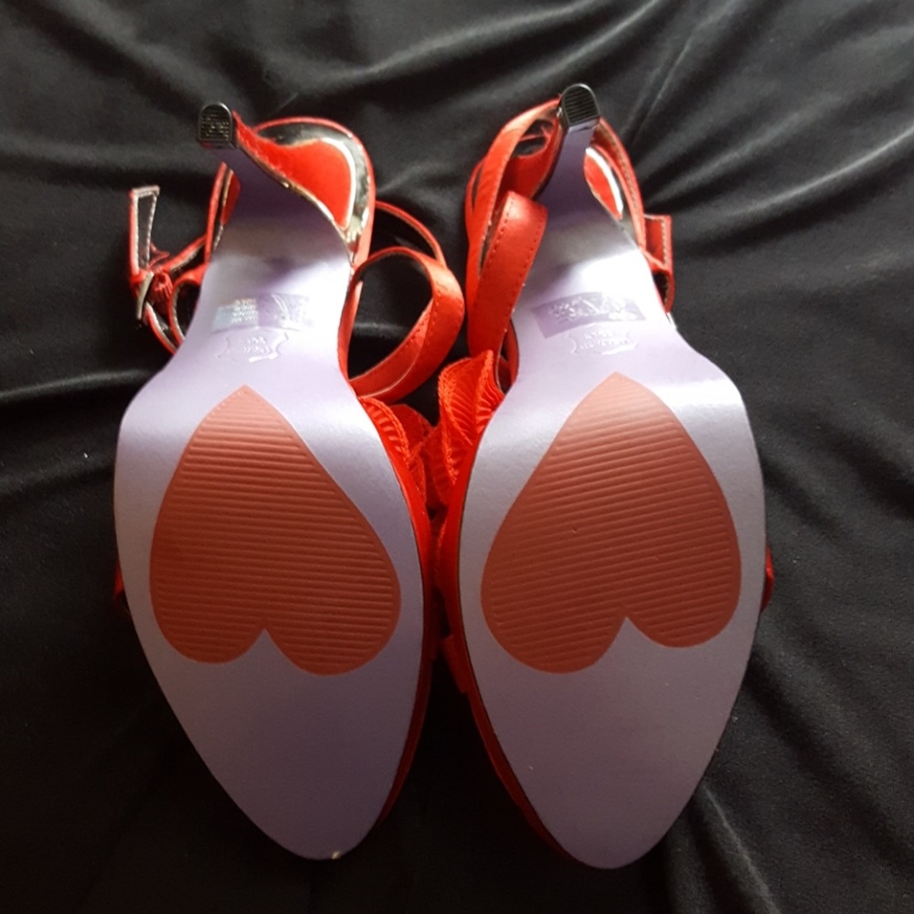 Red heels - Picture 4 of 5